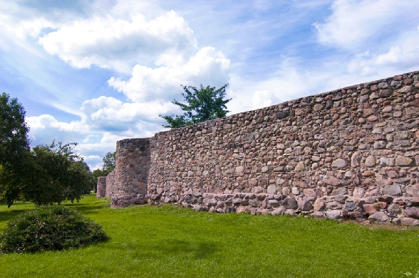 Mury miejskie z XIV wieku.